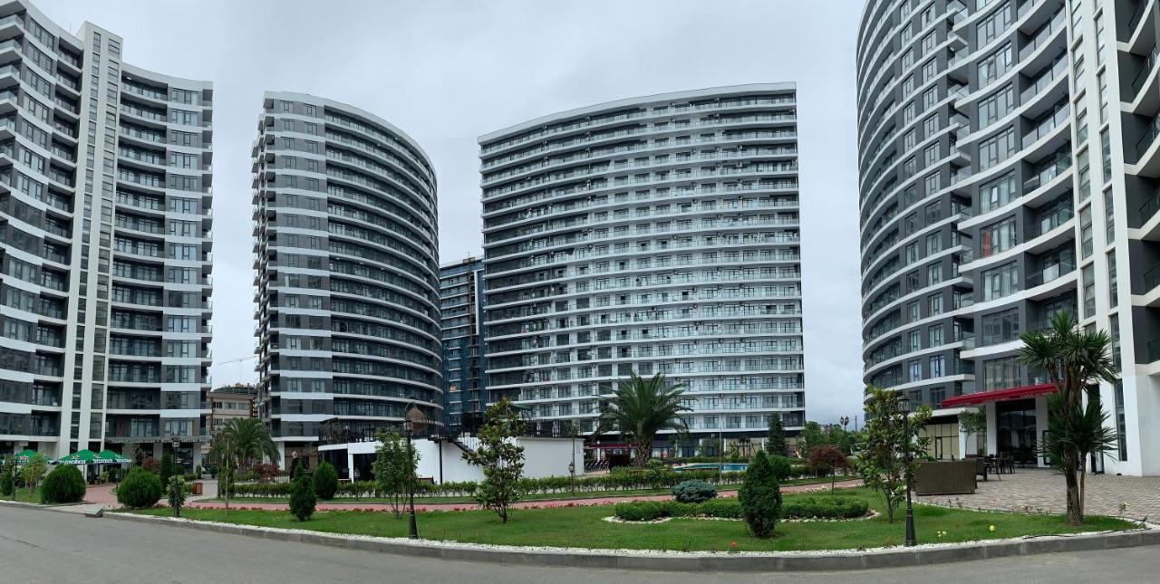 White Sails Apartment Batumi Bagian luar foto