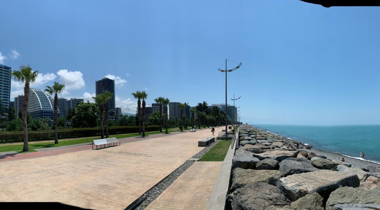 White Sails Apartment Batumi Bagian luar foto